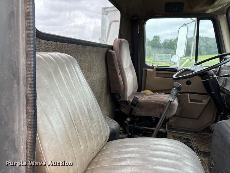 image for item DW7245 1993 International 8200 semi truck