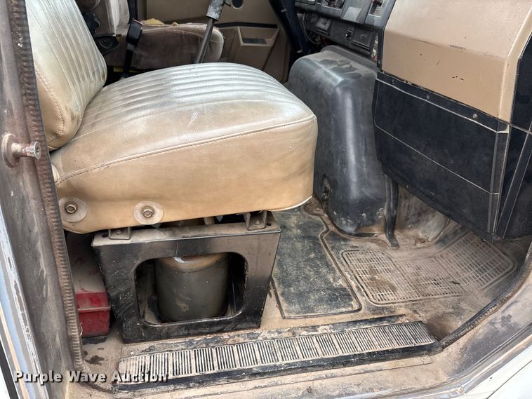 image for item DW7245 1993 International 8200 semi truck