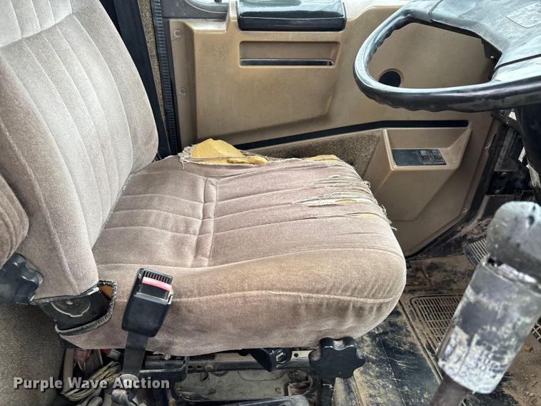 image for item DW7245 1993 International 8200 semi truck