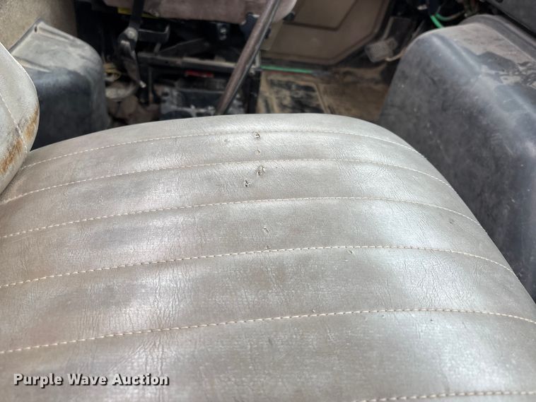 image for item DW7245 1993 International 8200 semi truck