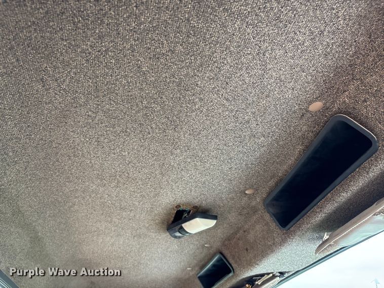 image for item DW7245 1993 International 8200 semi truck