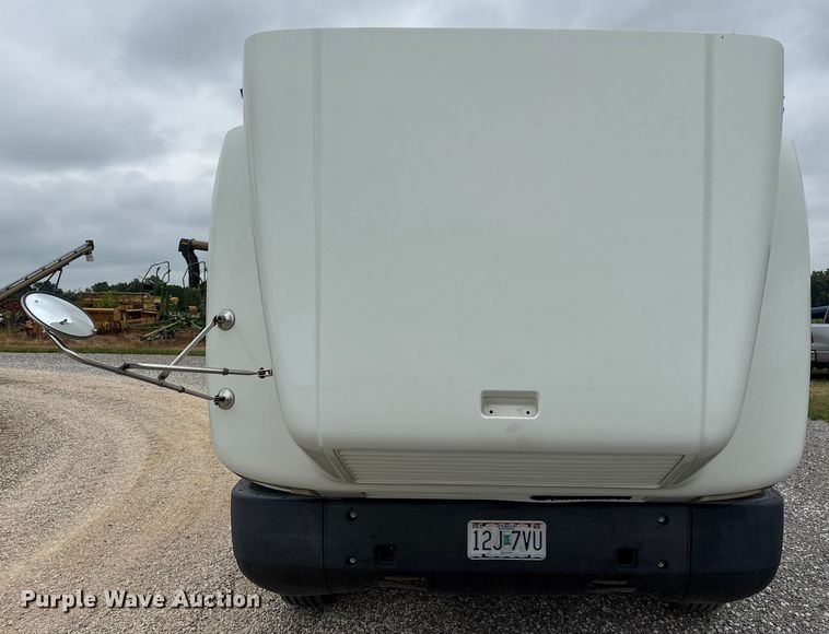 image for item DW7245 1993 International 8200 semi truck