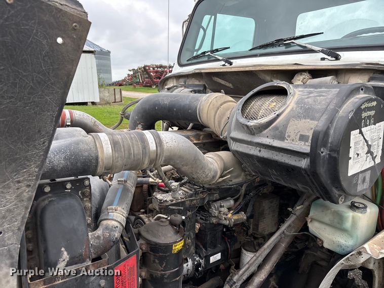 image for item DW7245 1993 International 8200 semi truck