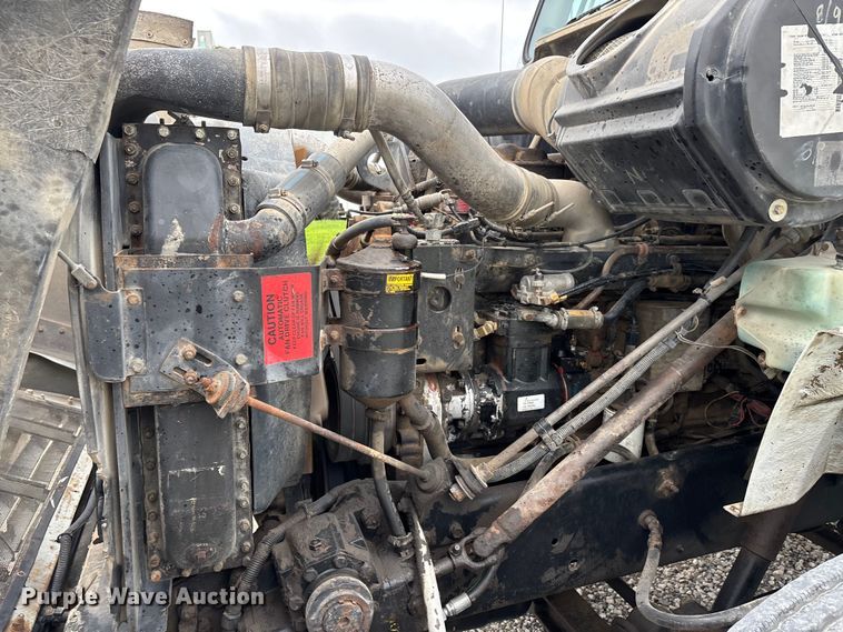 image for item DW7245 1993 International 8200 semi truck