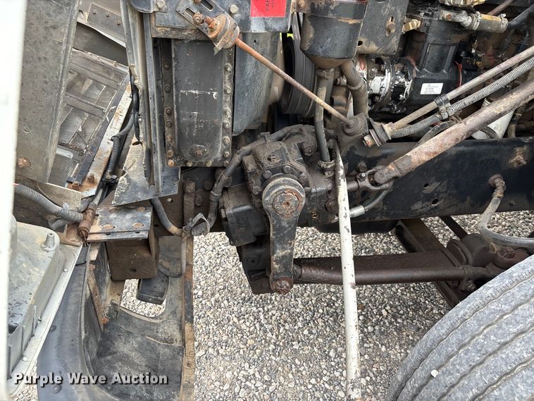 image for item DW7245 1993 International 8200 semi truck