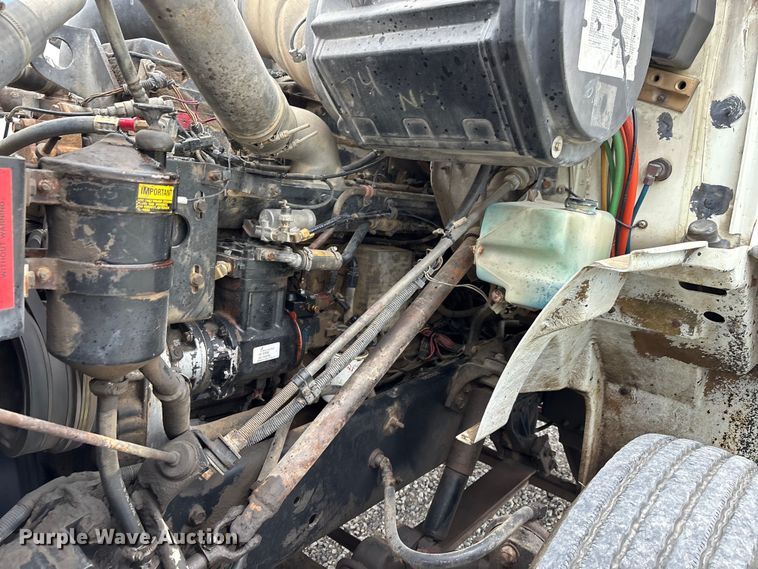 image for item DW7245 1993 International 8200 semi truck