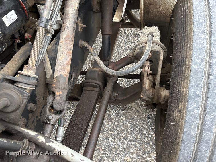 image for item DW7245 1993 International 8200 semi truck