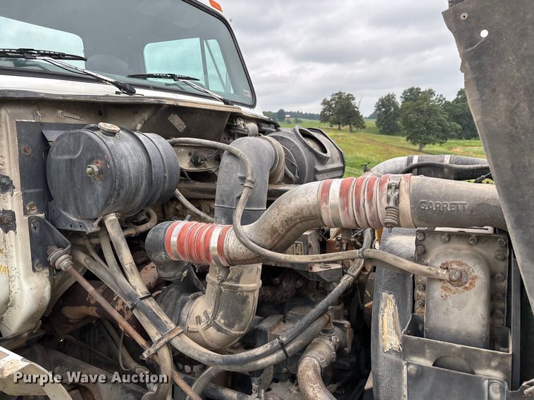 image for item DW7245 1993 International 8200 semi truck