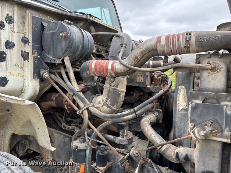 image for item DW7245 1993 International 8200 semi truck