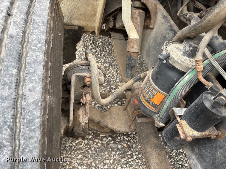 image for item DW7245 1993 International 8200 semi truck