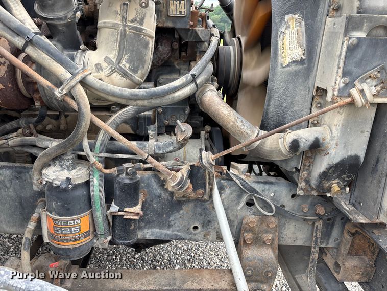 image for item DW7245 1993 International 8200 semi truck