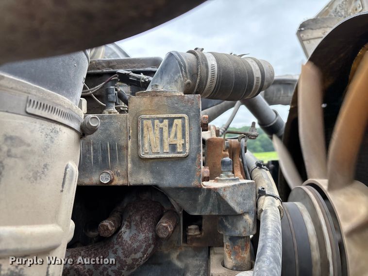 image for item DW7245 1993 International 8200 semi truck