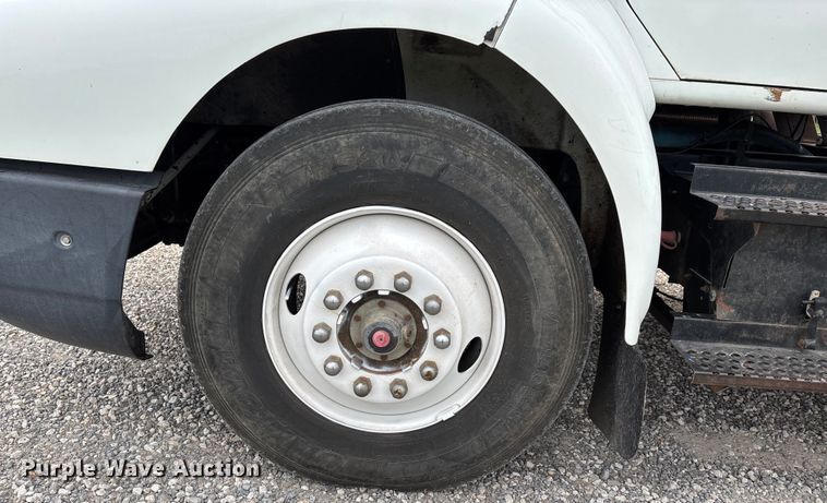 image for item DW7245 1993 International 8200 semi truck