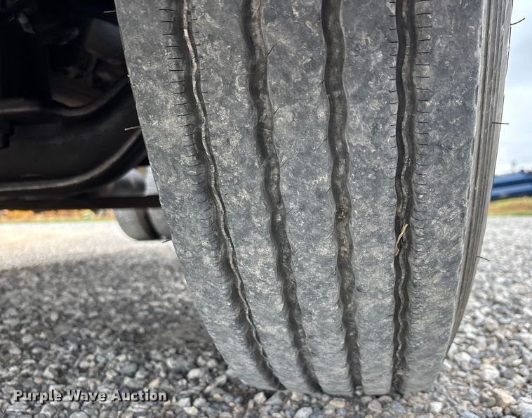 image for item DW7245 1993 International 8200 semi truck