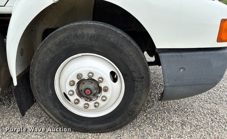 image for item DW7245 1993 International 8200 semi truck