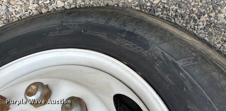 image for item DW7245 1993 International 8200 semi truck