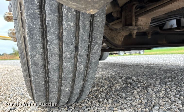 image for item DW7245 1993 International 8200 semi truck