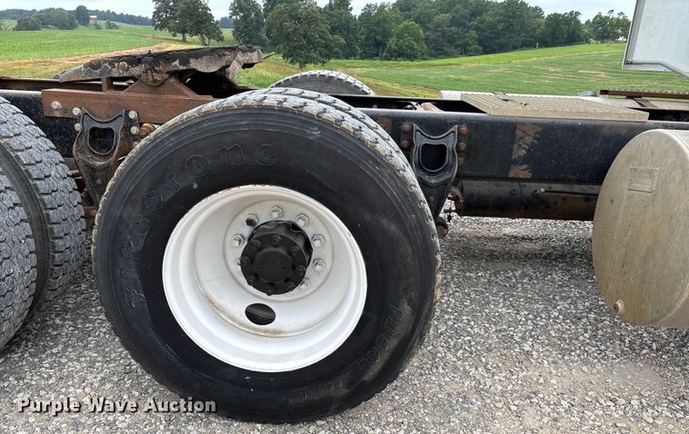 image for item DW7245 1993 International 8200 semi truck