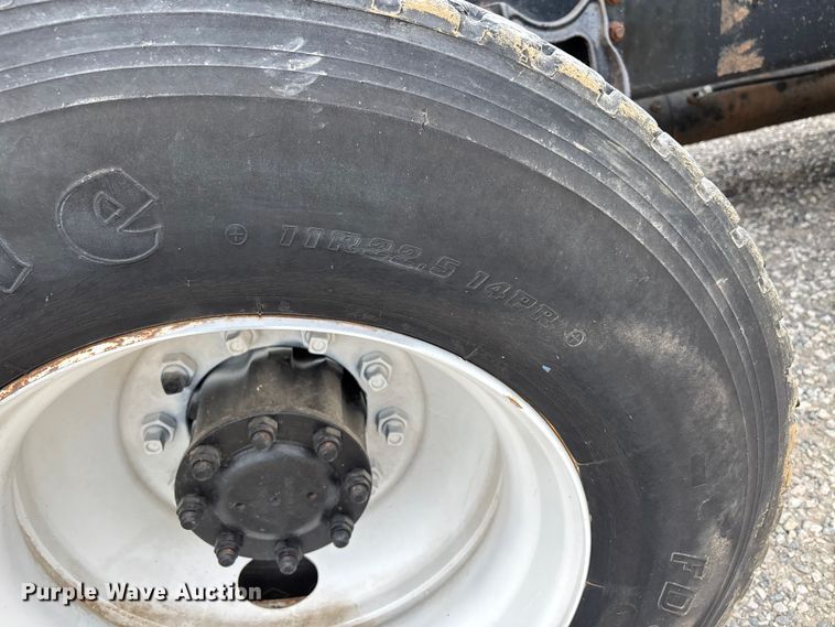 image for item DW7245 1993 International 8200 semi truck