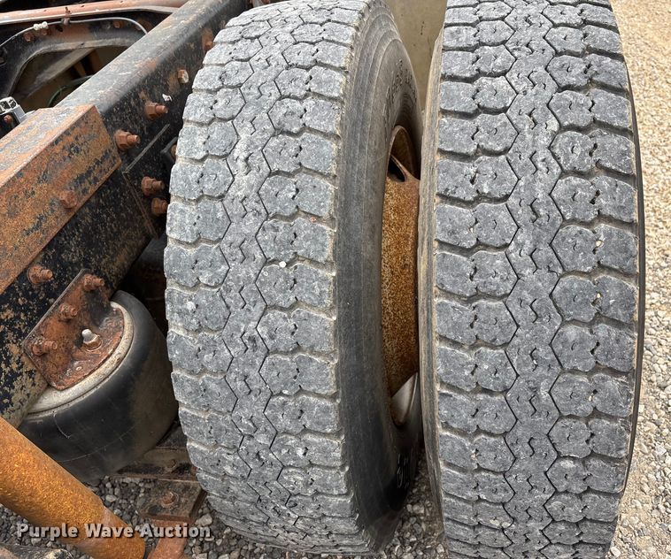 image for item DW7245 1993 International 8200 semi truck