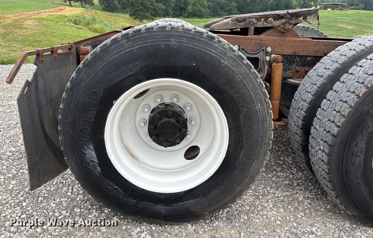 image for item DW7245 1993 International 8200 semi truck