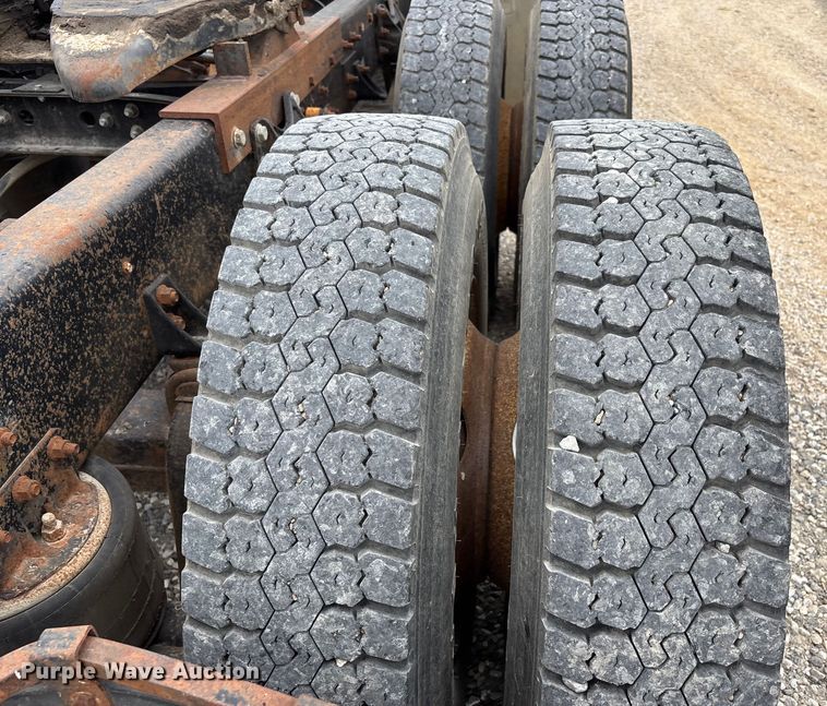 image for item DW7245 1993 International 8200 semi truck