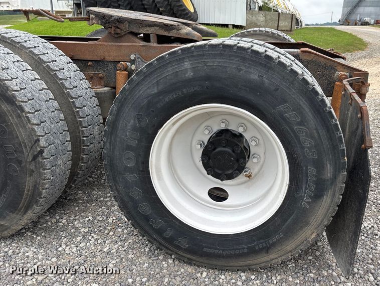 image for item DW7245 1993 International 8200 semi truck