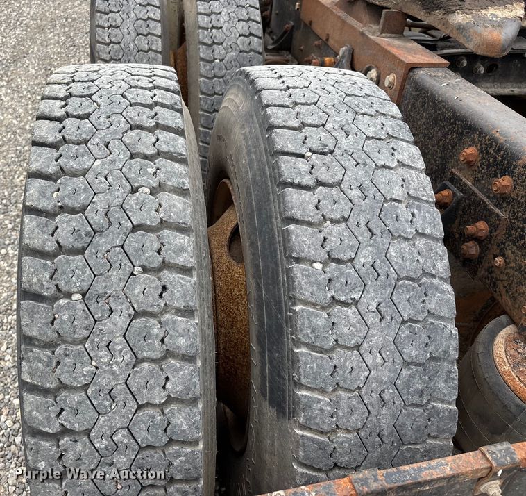 image for item DW7245 1993 International 8200 semi truck