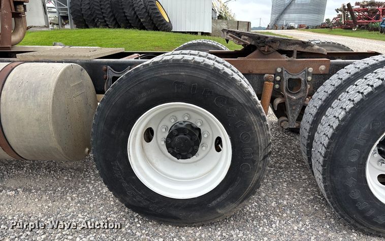 image for item DW7245 1993 International 8200 semi truck