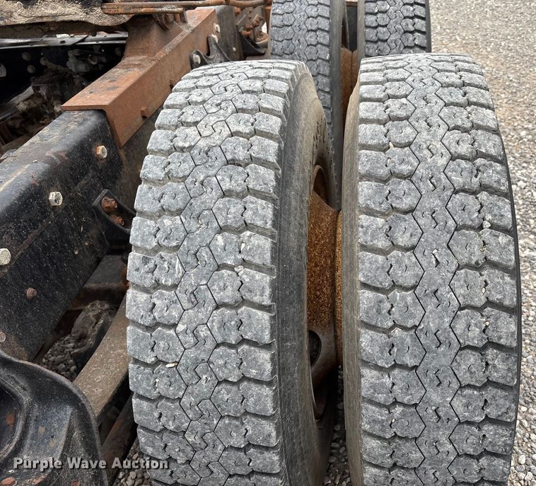 image for item DW7245 1993 International 8200 semi truck