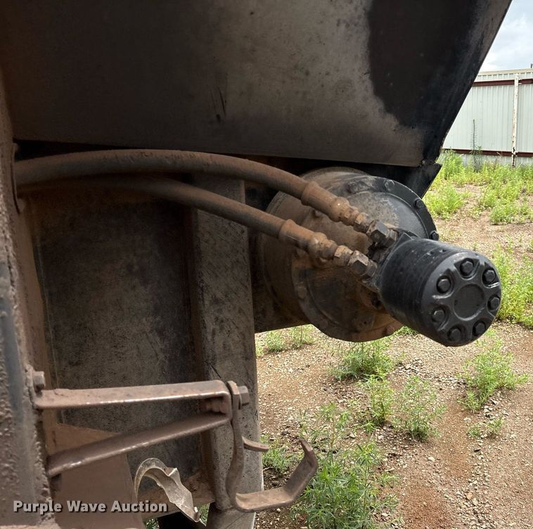 image for item DX7983 2011 Trinity Eagle Bridge live bottom trailer