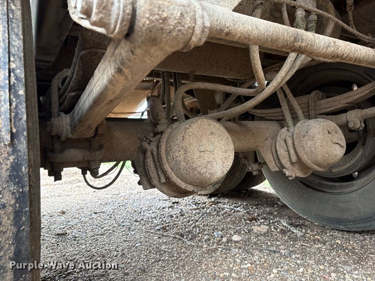 image for item DX7989 2010 Trinity Eagle Bridge live bottom trailer