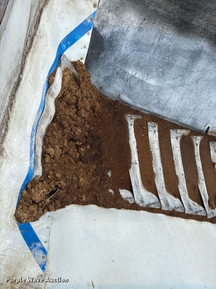 image for item DX7989 2010 Trinity Eagle Bridge live bottom trailer