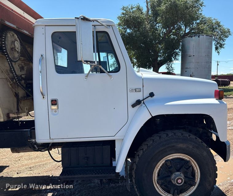 image for item DX8058 1988 International S1900 Feed Mixer Truck