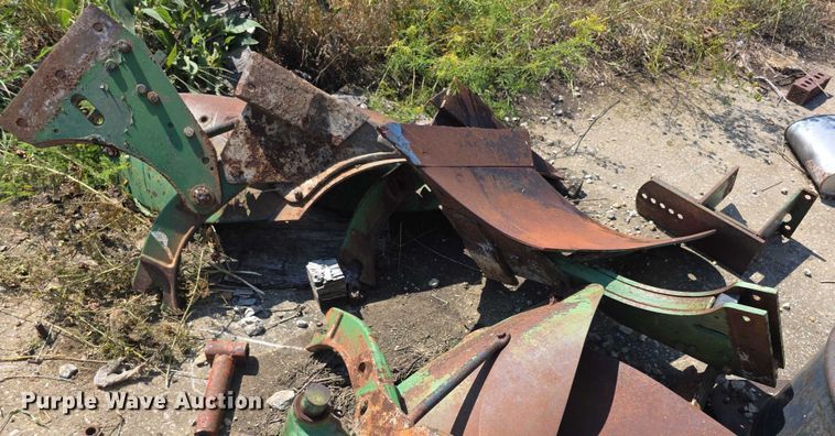 image for item DZ6099 John Deere 2450 plow