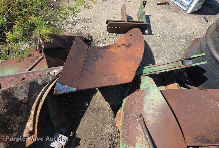 image for item DZ6099 John Deere 2450 plow