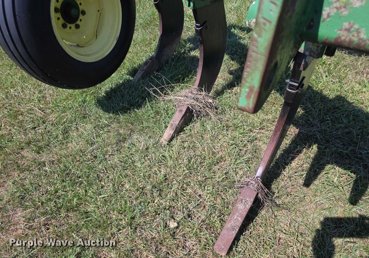 image for item DZ6104 John Deere ripper