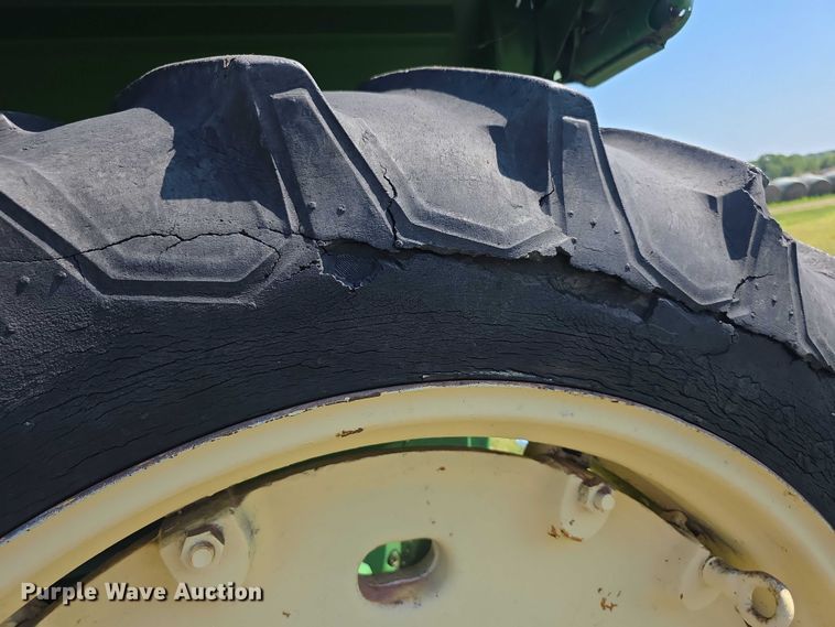 image for item DZ6107 1976 John Deere 4030W tractor