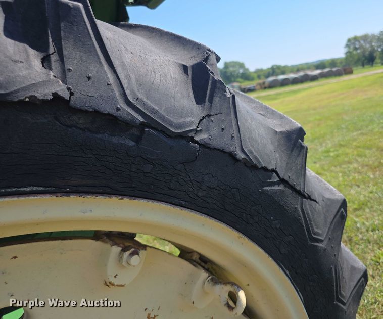 image for item DZ6107 1976 John Deere 4030W tractor