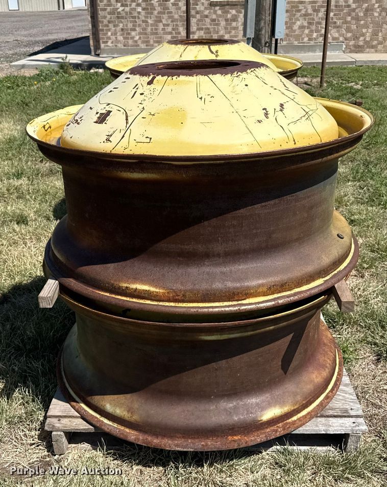 image for item DZ8864 John Deere combine dual wheel set