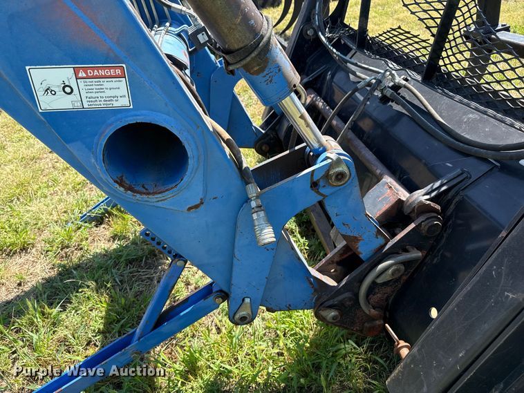 image for item DZ8868 2005 New Holland 62LB loader