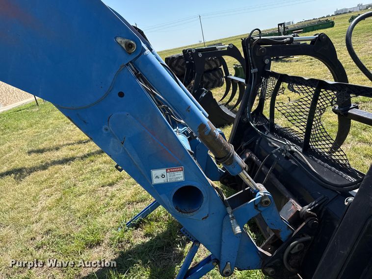image for item DZ8868 2005 New Holland 62LB loader