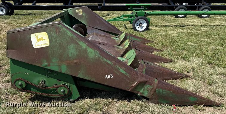 image for item DZ8872 John Deere corn head