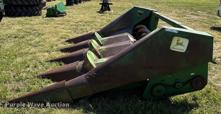 image for item DZ8872 John Deere corn head