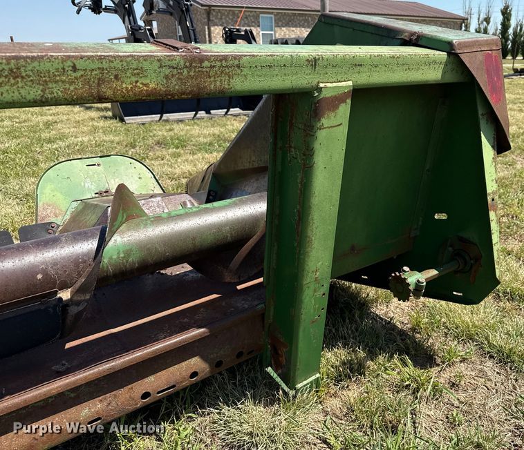 image for item DZ8872 John Deere corn head