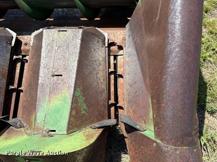image for item DZ8872 John Deere corn head