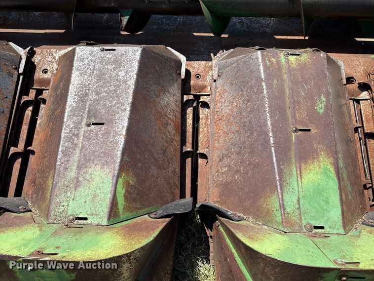 image for item DZ8872 John Deere corn head