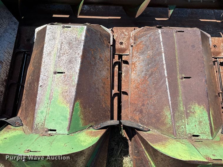 image for item DZ8872 John Deere corn head