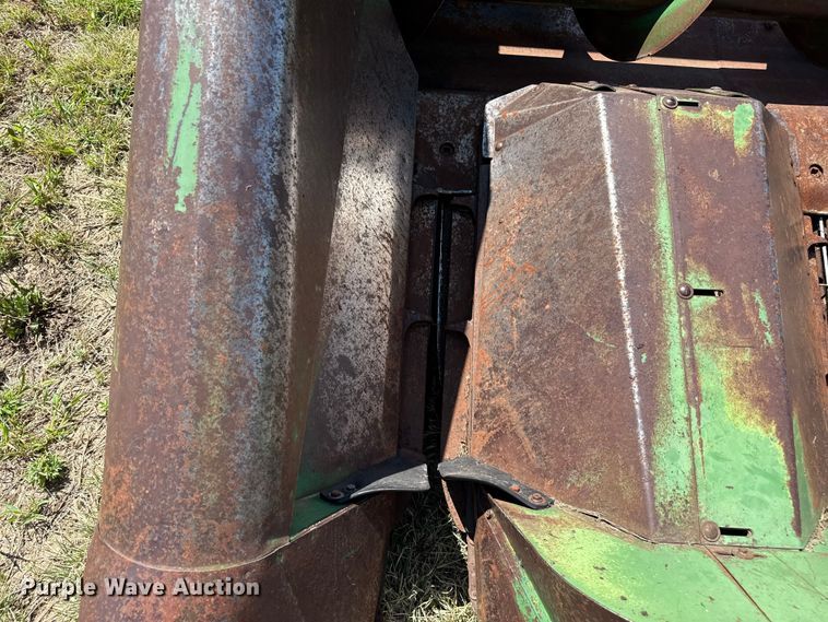 image for item DZ8872 John Deere corn head