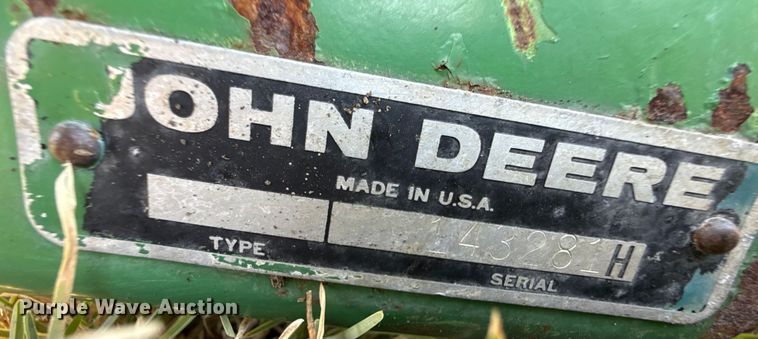 image for item DZ8872 John Deere corn head